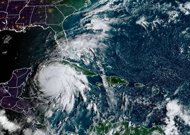 Orlando Airports CLOSING in Preparation for Hurricane Ian - Disney by Mark