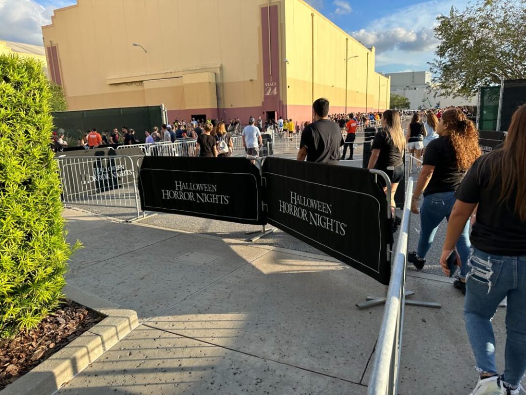 Universal Studio Queue Railing Gate Halloween Horror Nights 32 Adds Themed Queue Barrier Covers at ...