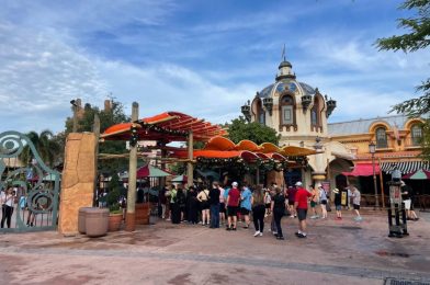 PHOTOS: Universal Islands of Adventure Rings In Holiday Spirit With Garland, Wreaths, & More Festive Decor